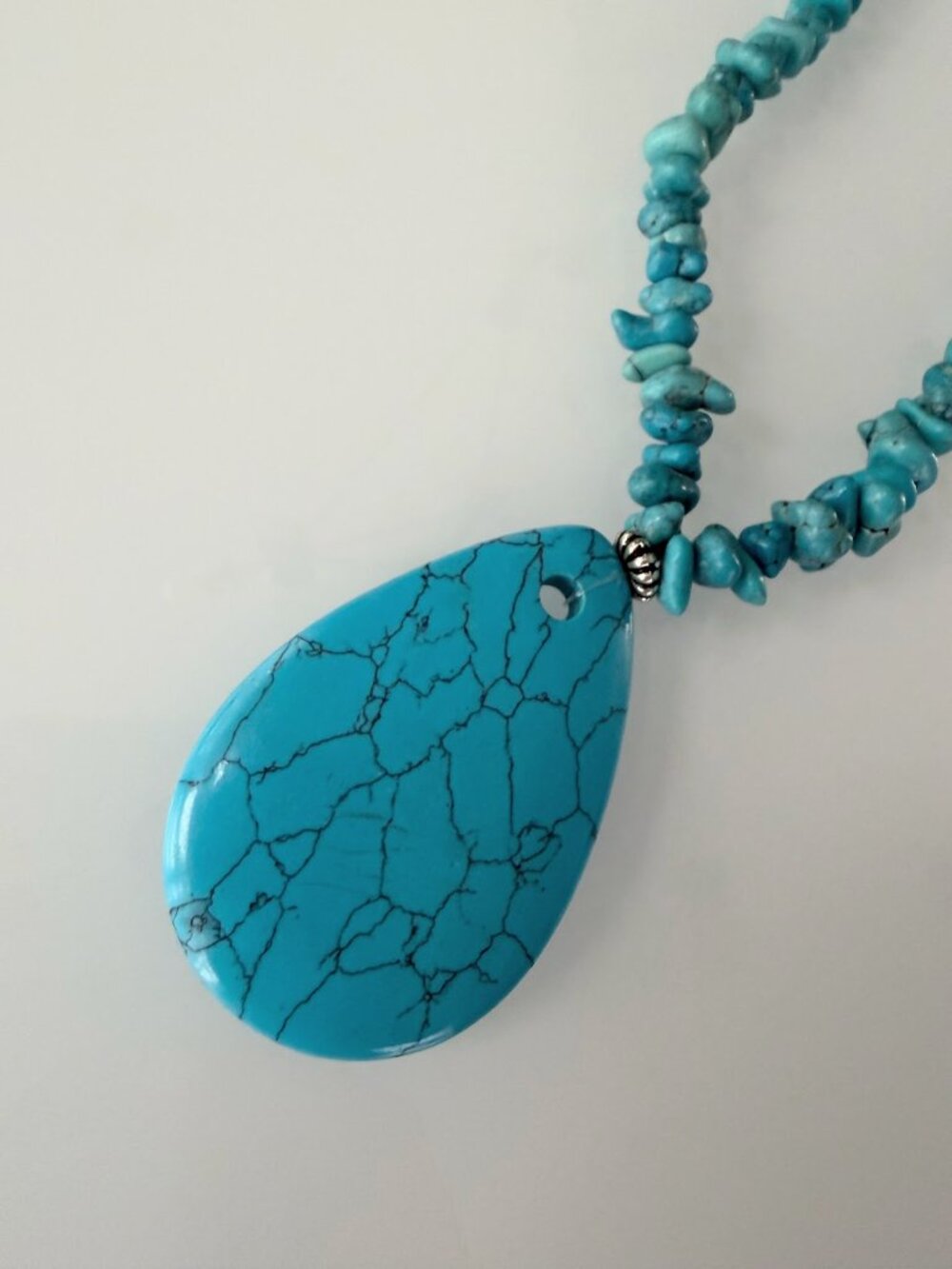 TURQUOISE COLORED HOWLITE CHUNK CHIP BEADS TEAR DROP PENDANT NECKLACE